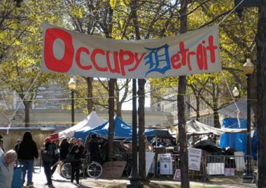 Phoro: Occupy Detroit banner hanging